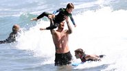 O astro brinca com os filhos no mar de Malibu - CityFiles