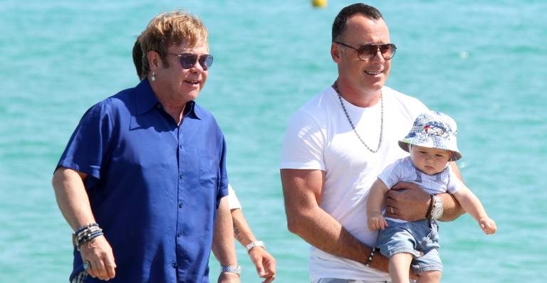 Elton John, David Furnish e o pequeno Zachary - Grosby Group