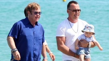 Elton John, David Furnish e o pequeno Zachary - Grosby Group