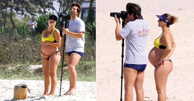 O ator diverte a mulher ao testar o equipamento fotográfico... - Delson Silva