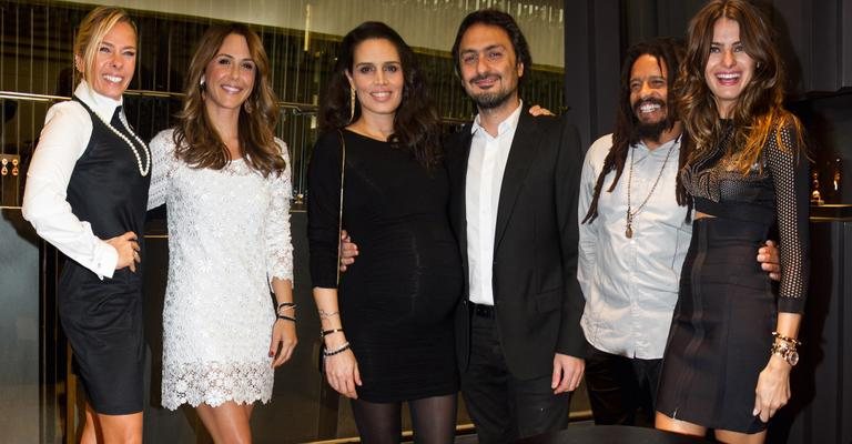 Grávida de oito meses, Cássia e seu Jack são ladeados pelas estilosas Adriane e Guilhermina e também pelo casal Rohan e Isabeli, na inauguração da nova loja do designer de joIas, em São Paulo. - Renata D'Almeida