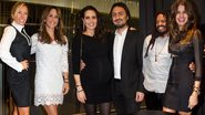 Grávida de oito meses, Cássia e seu Jack são ladeados pelas estilosas Adriane e Guilhermina e também pelo casal Rohan e Isabeli, na inauguração da nova loja do designer de joIas, em São Paulo. - Renata D'Almeida