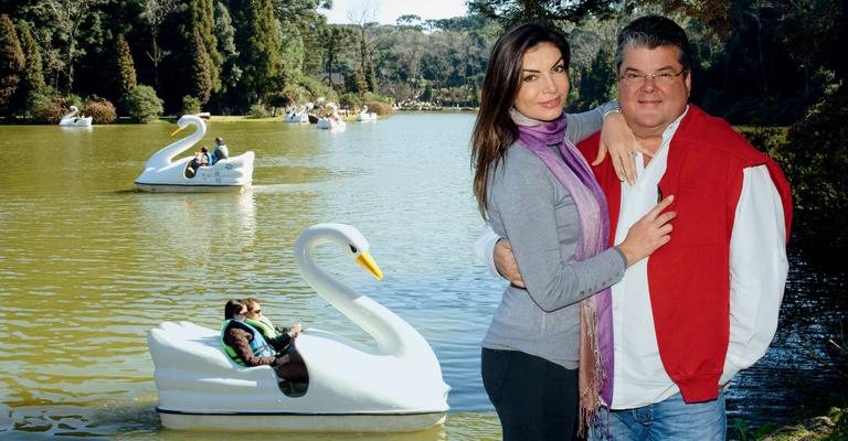 A empresária de moda e o executivo curtem a paisagem do Lago Negro, em Gramado, com seus famosos pedalinhos. - Liane Neves