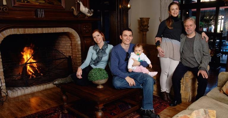 Na sala da lareira de hotel em Gramado, Reginaldo ganha o carinho da mulher, Vania, e de Candé, com a sua Dany e a fofa Sofia. - Liane Neves