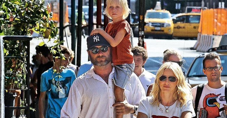 Com Alex e Samuel, atores passeiam em Nova York - Splash News