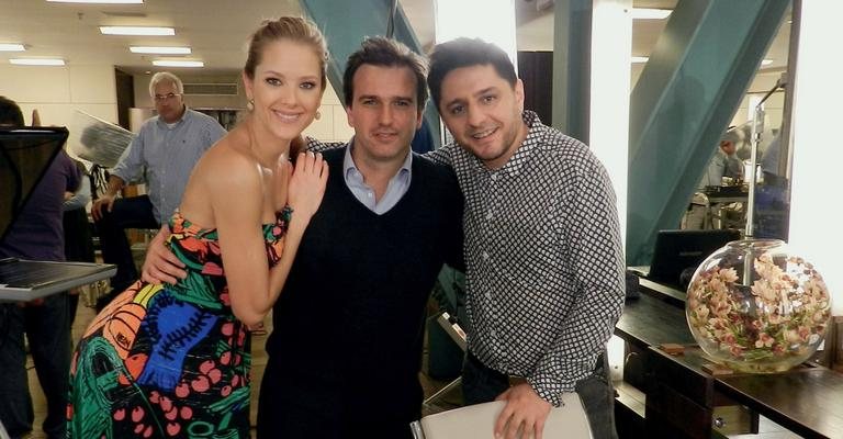 Gianne Albertoni, estrela da nova campanha de marca de secadores e pranchas profissionais, festeja com o diretor da marca no Brasil, Christian Hartenstein, e o renomado hair stylist Sergio G, no Studio W, em São Paulo.