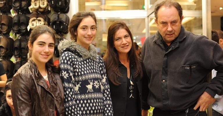 As irmãs Laura e Tamara com os pais, Mariana e Amyr Klink, em abertura de loja de calçados, em São Paulo.