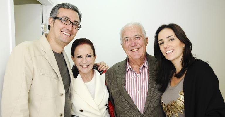 Em São Paulo, os irmãos Eduardo e Beatriz Fernandez Mera inauguram escritório e ladeiam o casal Ana e Elbio Fernandez Mera, pai deles.