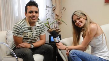 Marcelo Bandeira recebe Tatiane Temporin, repórter da atração da Record, em sua residência, na capital paulista.