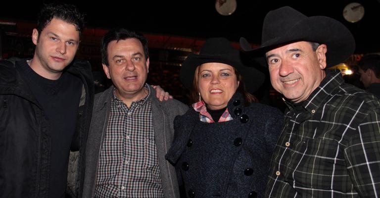 No interior paulista, Leco Canali, o casal Valter e Ester Patriani e Sérgio de Almeida conferem a festa do peão.