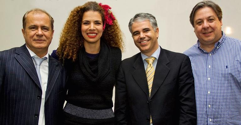 A cantora Vanessa da Mata faz show em feira de decoração e é aplaudida por Paulo Allemand, Fernando Flores e Paulo Mourão, em São Paulo.