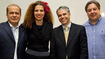 A cantora Vanessa da Mata faz show em feira de decoração e é aplaudida por Paulo Allemand, Fernando Flores e Paulo Mourão, em São Paulo.