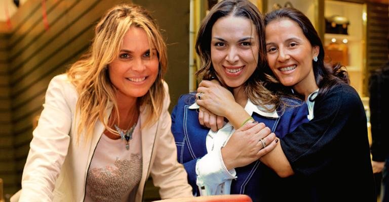 A promoter Fernanda Barbosa festeja seus 42 anos com Taciana Veloso e Veronique Claverie, em SP.