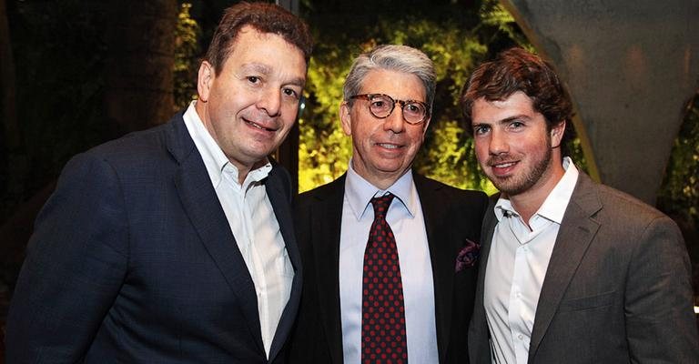 Claudio Schleder é ladeado por Carlos Iglesias e Claudio Schleder Filho no lançamento de seu livro, SP.