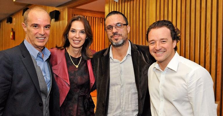 Em SP, Rene Gonzales é assistido por Esther Schattan, Beto Cocenza e Christian Kadow em faculdade.