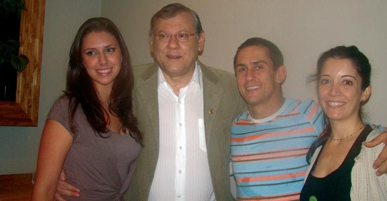 Ariane Moreira, Vinicius Figueiredo e Vanessa Caetano recebem Milton Neves em spa de Campinas, interior de São Paulo.