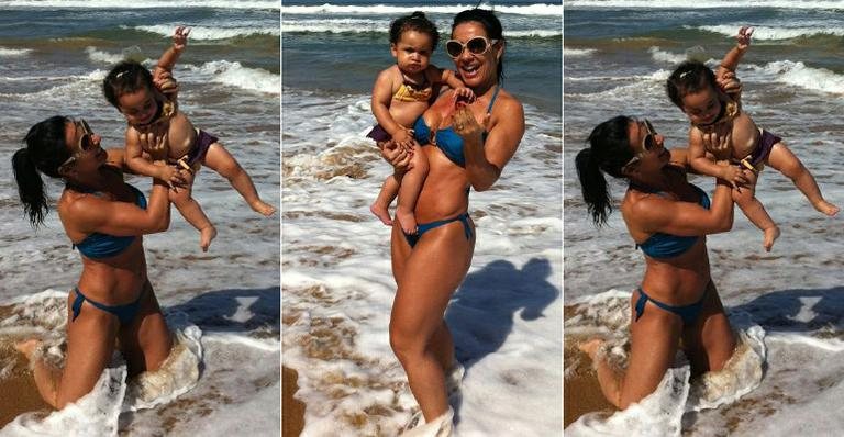 Scheila Carvalho na praia com a filha, Giullia - Reprodução/Twitter