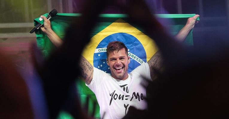 Ricky Martin com a bandeira do Brasil no primeiro show no País durante a turnê 'Musica + Alma + Sexo', em São Paulo - Manuela Scarpa/Photo Rio News