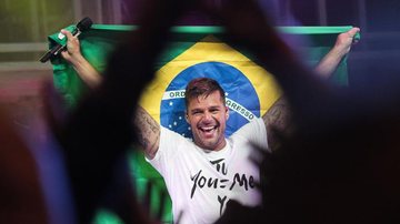 Ricky Martin com a bandeira do Brasil no primeiro show no País durante a turnê 'Musica + Alma + Sexo', em São Paulo - Manuela Scarpa/Photo Rio News