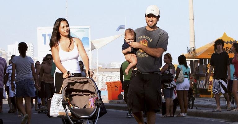 No domingo, 28, o galã de Insensato Coração aproveita as férias após a novela para passear com a mulher, Andréa Leal, e o filho, João, pela orla do Leblon, no Rio. - André Freitas