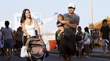 No domingo, 28, o galã de Insensato Coração aproveita as férias após a novela para passear com a mulher, Andréa Leal, e o filho, João, pela orla do Leblon, no Rio. - André Freitas