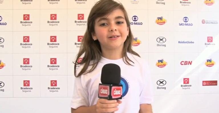 Klara Castanho participa de brincadeira na TV CARAS - TV CARAS