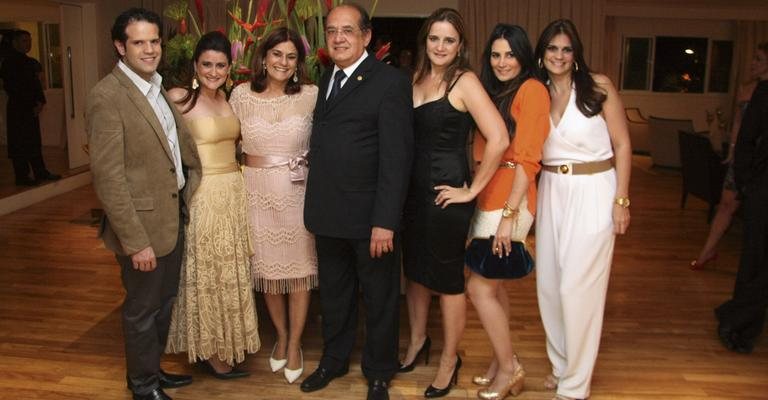 O casal Guiomar e Gilmar, ladeado pelos filhos dela, Arnaldo, Ketlin, Larissa, Maria Carolina e Daniele.