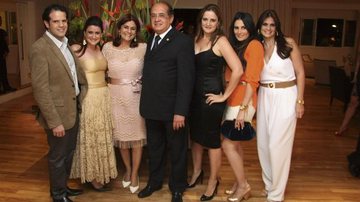 O casal Guiomar e Gilmar, ladeado pelos filhos dela, Arnaldo, Ketlin, Larissa, Maria Carolina e Daniele.