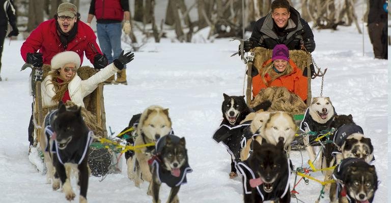 Na pista armada no Valle de Lobos, a 20km do centro de Ushuaia, Danton Mello e Leona Cavalli e Ronald e Milene Domingues se divertem com a competição. - Cadu Pilotto, Jayme Borquéz, Martin Gurfein, Murillo Constantino e Selmy Yassuda/Artemisia Fot. E Comunicação