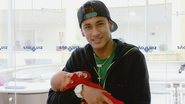 Na maternidade, Neymar carrega o filho todo orgulhoso. - Nicola Labate