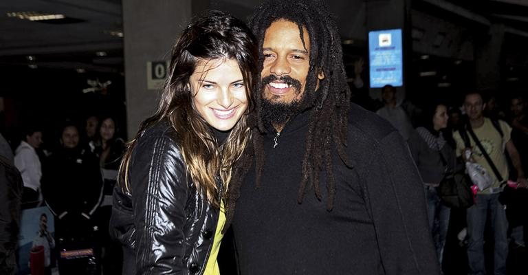 Isabeli Fontana desembarca em Congonhas com o novo namorado, Rohan, filho do lendário Bob Marley, após apresentá-lo à família. - PhotoRioNews