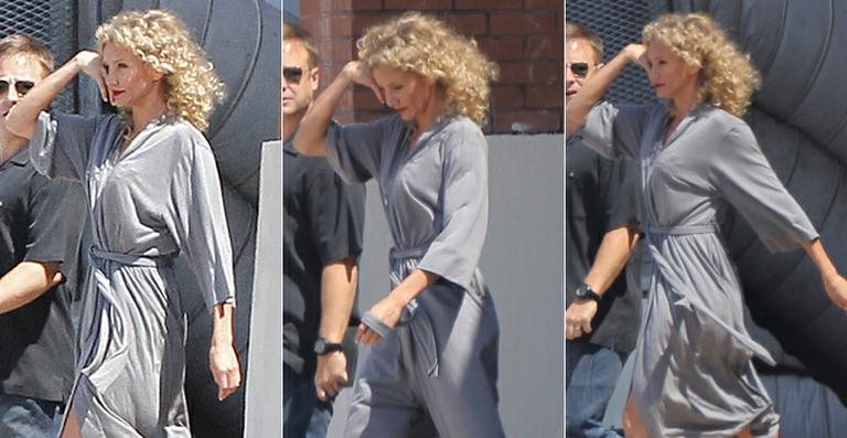 Cameron Diaz com cabelos enrolados em set de filmagens - Grosby Group