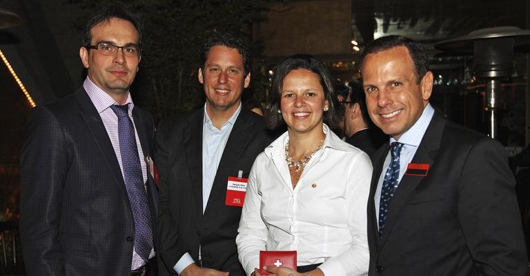 Thierry Philippe Giraud, Sérgio Herz, Gisele Sarbach e João Doria Jr. em encontro  empresarial gastronômico em restaurante, em São Paulo.