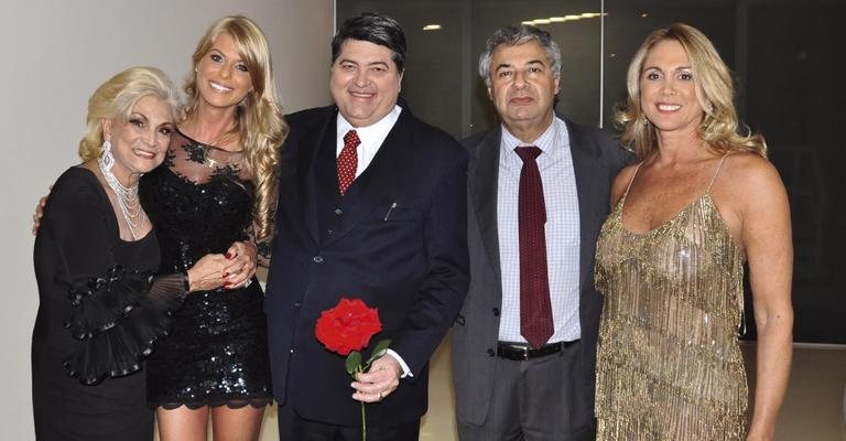 Hebe Camargo, Caroline Bittencourt, José Luiz Datena, o diretor de comunicação, Caetano Bedaque, e Hortência nos bastidores do programa Hebe, da RedeTV!, na Grande SP.