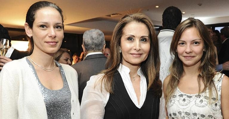 Em SP, Beatriz Castro, Walesca Santos e Yayá Saud conferem a abertura de feira internacional de moda.