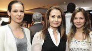 Em SP, Beatriz Castro, Walesca Santos e Yayá Saud conferem a abertura de feira internacional de moda.