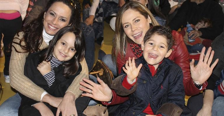 Núbia Óliiver e sua Anne de Oliveira Abate e Gigi Monteiro com Pedro conferem Xuxinha on Ice em Tirando o Planeta de uma Fria, SP.