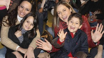 Núbia Óliiver e sua Anne de Oliveira Abate e Gigi Monteiro com Pedro conferem Xuxinha on Ice em Tirando o Planeta de uma Fria, SP.