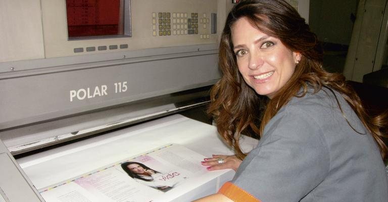 A apresentadora Claudia Tenório visita parque gráfico e acompanha finalização de seu livro, Dicas Para Uma Vida Melhor, na capital paulista.