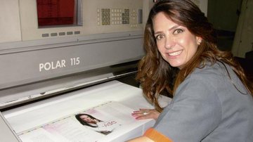 A apresentadora Claudia Tenório visita parque gráfico e acompanha finalização de seu livro, Dicas Para Uma Vida Melhor, na capital paulista.