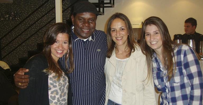 Emílio Santiago faz show em shopping de São Paulo e é prestigiado por Carolina Galhanone, Valéria de Biasi e Aline Bertinelli.