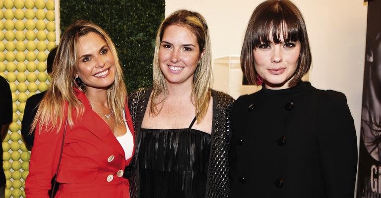 Em SP, Fernanda Barbosa recebe Valentina Drummond e a atriz Graziella Schmitt em reunião fashion concorrida.