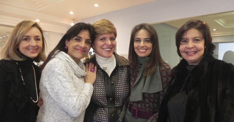 A promoter Rosana Beni felicita a joalheira Lydia Leão Sayeg, anfitriã do almoço para a Casa Hope, cuja presidente, Claudia Bonfiglioli, recebe ainda a jornalista Carla Vilhena e a empresária Maria Alice Mendes Caldeira.