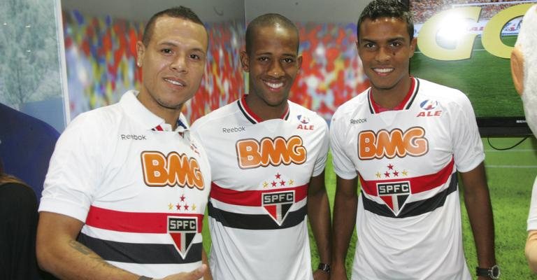 Luis Fabiano, Zé Vitor e Dener, jogadores do São Paulo Futebol Clube, visitam estande em feira de negócios, em SP.