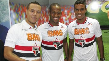 Luis Fabiano, Zé Vitor e Dener, jogadores do São Paulo Futebol Clube, visitam estande em feira de negócios, em SP.