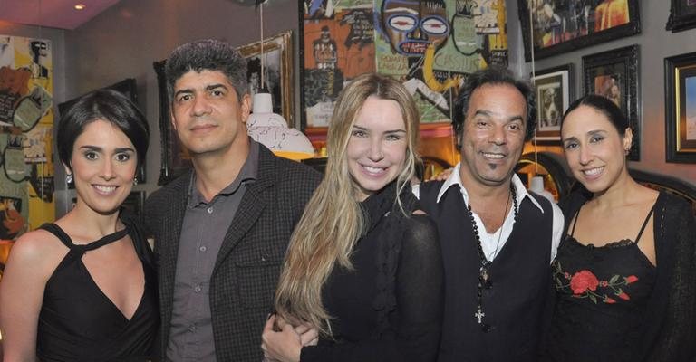 Em SP, Cássio Machado, de camisa branca, inaugura mais um restaurante e recebe Rita Lisauskas e seu Sergio Fernandes da Costa, Tatjana Ceratti e Veridiana Toledo.