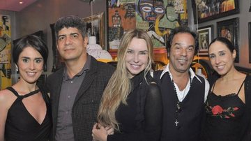 Em SP, Cássio Machado, de camisa branca, inaugura mais um restaurante e recebe Rita Lisauskas e seu Sergio Fernandes da Costa, Tatjana Ceratti e Veridiana Toledo.