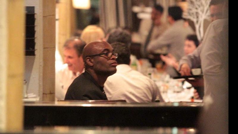 Anderson Silva faz lanchinho na madrugada - Orlando Oliveira / AgNews