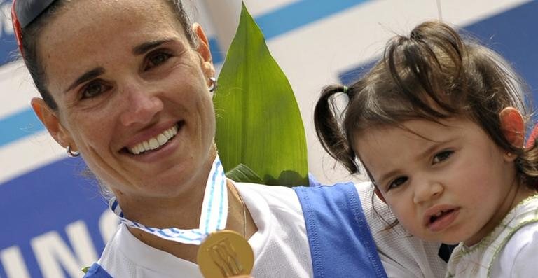 Fabiana Beltrame e a filha, Alice, em Bled, na Eslovênia - Reuters