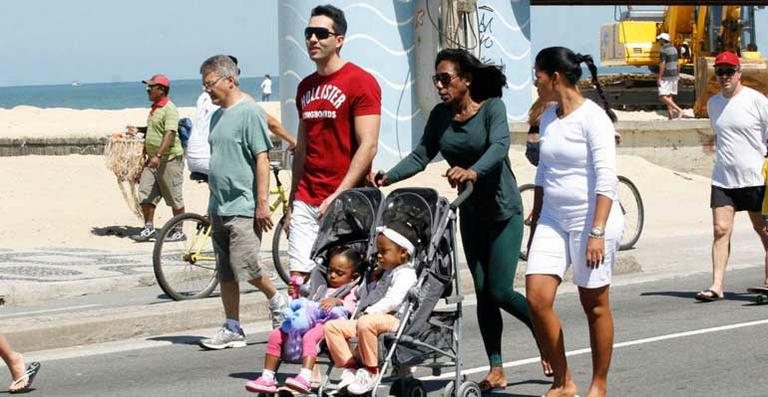 Glória Maria passeia com as filhas, Maria e Laura, no Rio de Janeiro - J. Humberto/AgNews